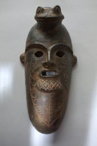 Mascara precolombina tayrona en barro alargada arte y artesaniias colombianas 001_800_Arte_y_Artesanias_Bogota